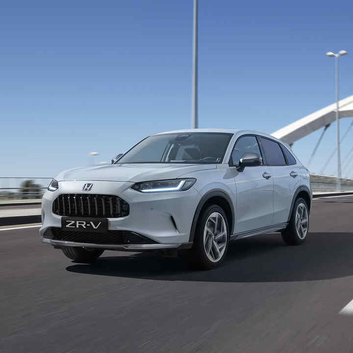 Tříčtvrtinový pohled zpředu na model Honda ZR-V u mostu