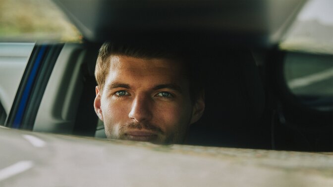 Max Verstappen ve vnitřním zpětném zrcátku hybridního SUV ZR-V.