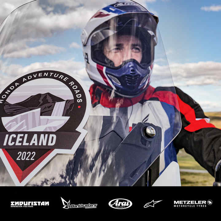 Muž na motocyklu Honda na Islandu
