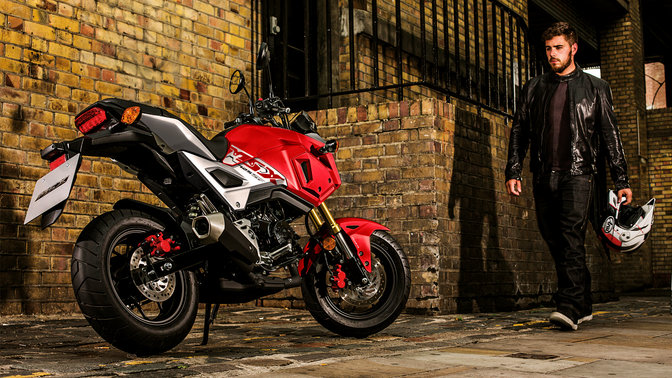 Model Honda MSX125 ve městě.