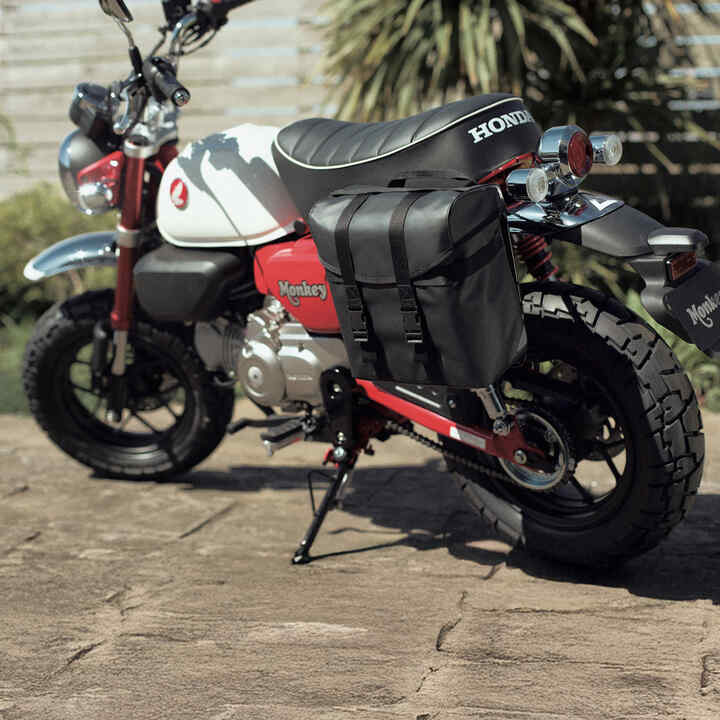 Zadní statický pohled na motocykl Honda Monkey 125