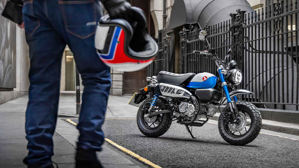 https://www.honda.cz/content/dam/central/motorcycles/125cc/monkey_2022/Overview/Mosaic/Honda%20-%20Monkey%20-%20Small%20bike%20big%20heart.jpg/jcr:content/renditions/c3_r.jpg