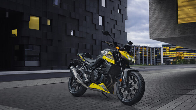 Honda C1000R, s jezdci, na silnici