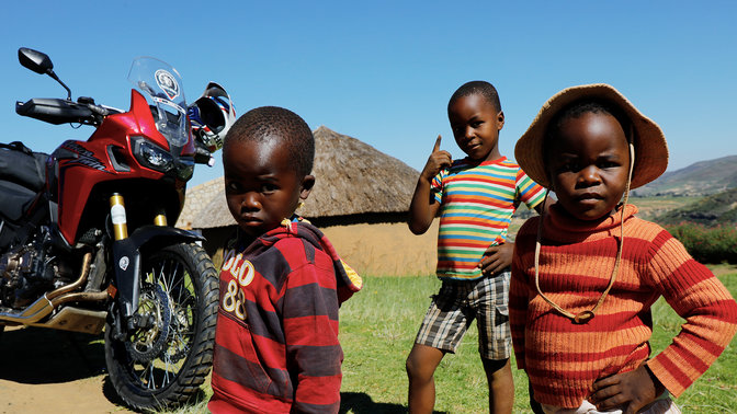 Malé děti shromážděné kolem motocyklu CRF1000L Africa Twin