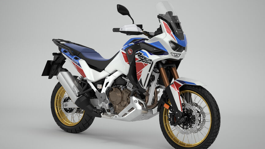 Tříčtvrtinový pohled zpředu zprava na model Honda CRF1100 Africa Twin ve studiu