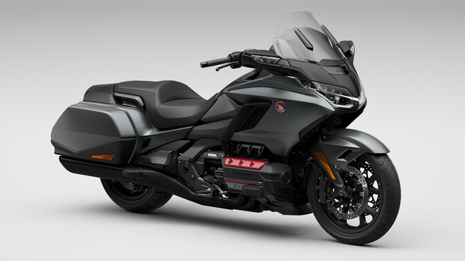 Tříčtvrtinový pohled zpředu zprava na model Honda Gold Wing ve studiu