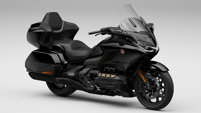 Tříčtvrtinový pohled zpředu zprava na model Honda Gold Wing Tour ve studiu