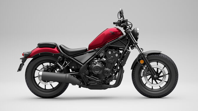 Boční pohled na model Honda CMX500 ve studiu