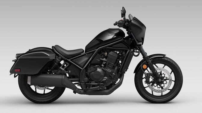 Boční pohled na model Honda CMX1100 ve studiu