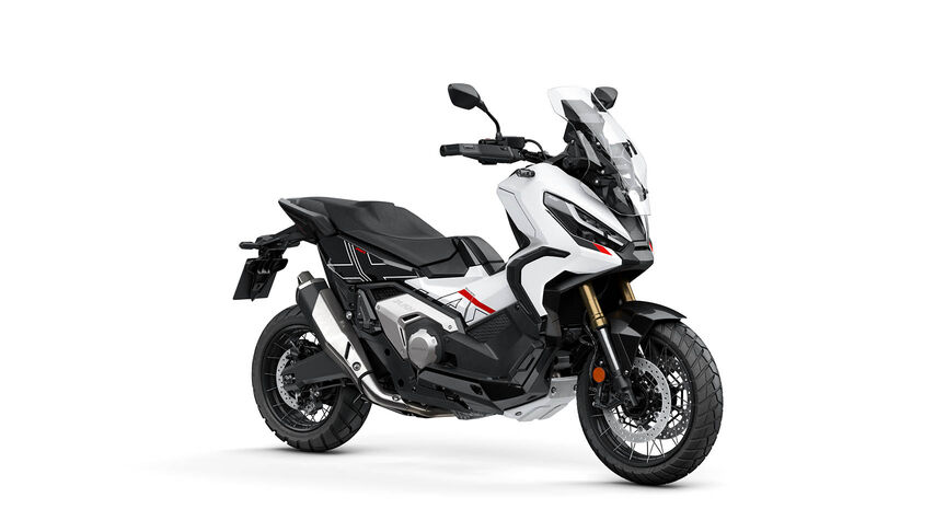 Tříčtvrtinový pohled zpředu zprava na model Honda NC750X ve studiu