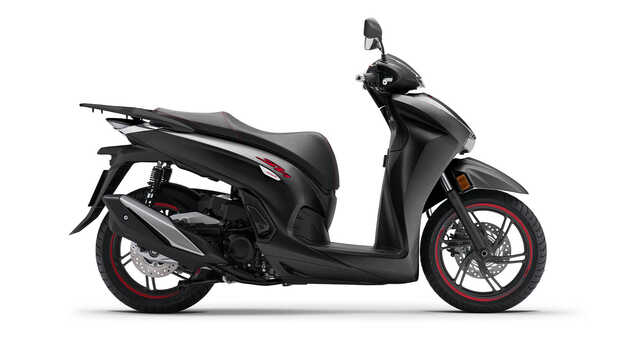 Tříčtvrtinový pohled zpředu zprava na model Honda SH350 ve studiu
