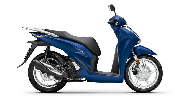 Tříčtvrtinový pohled zpředu zprava na model Honda SH150 ve studiu