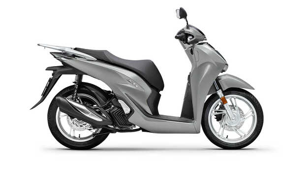 Tříčtvrtinový pohled zpředu zprava na model Honda SH125 ve studiu