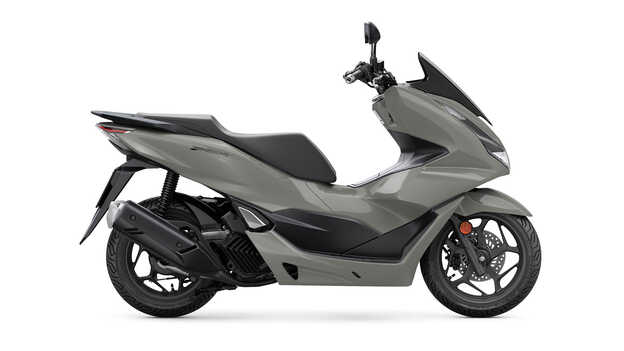 Tříčtvrtinový pohled zpředu zprava na model Honda Forza 125 ve studiu