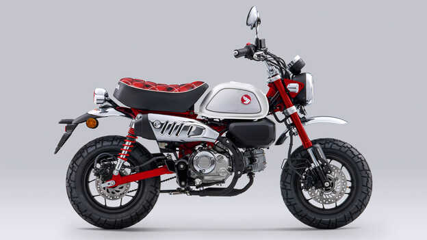 Tříčtvrtinový pohled zpředu zprava na model Honda Monkey 125 ve studiu