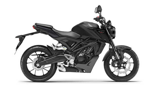 Tříčtvrtinový pohled zpředu zprava na model Honda CB125R ve studiu