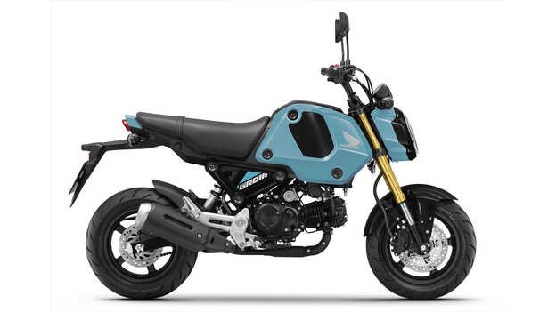 Tříčtvrtinový pohled zpředu zprava na model Honda MSX125 ve studiu