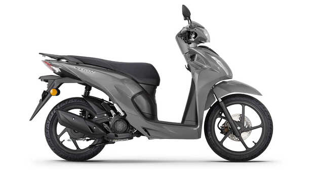Tříčtvrtinový pohled zpředu zprava na model Honda Vision 110 ve studiu