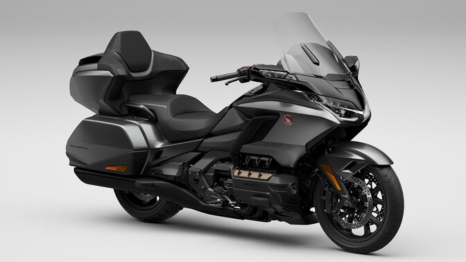 Pravý přední poloprofil modelu Honda Gold Wing Tour ve studiu