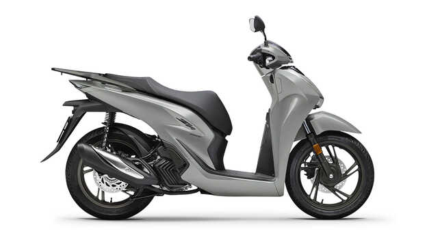 Pravý přední poloprofil modelu Honda SH150i ve studiu