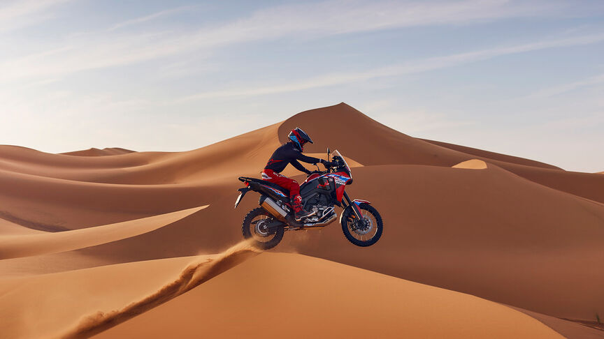 Africa Twin v terénu Adventure Sports s jezdcem na písečné duně
