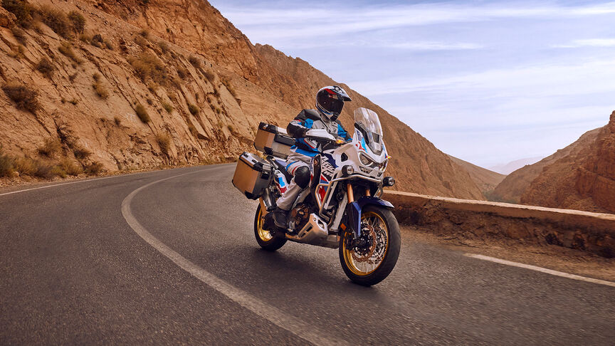 Africa Twin v terénu Adventure Sports s jezdcem na písečné duně