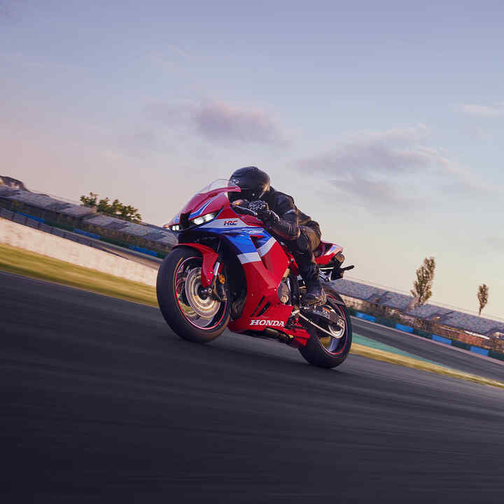 Přední dynamický poloprofil motocyklu CBR600RR na trati