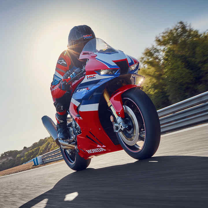Přední pohled na model CB1000RR-R Fireblade s jezdcem na trati