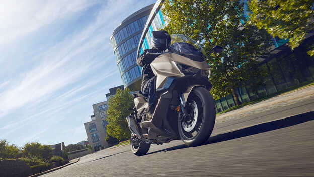 Statický tříčtvrtinový pohled zezadu na model Dax 125 u moře