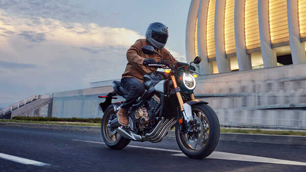 Detailní záběr pneumatik Dax 125