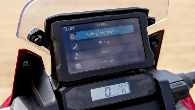 Honda Africa Twin, záběr na displej TFT s funkcí Bluetooth