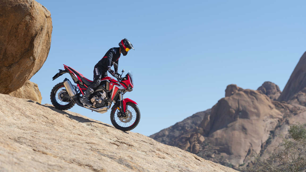 Honda Africa Twin, pohled zprava, jízda ze skály