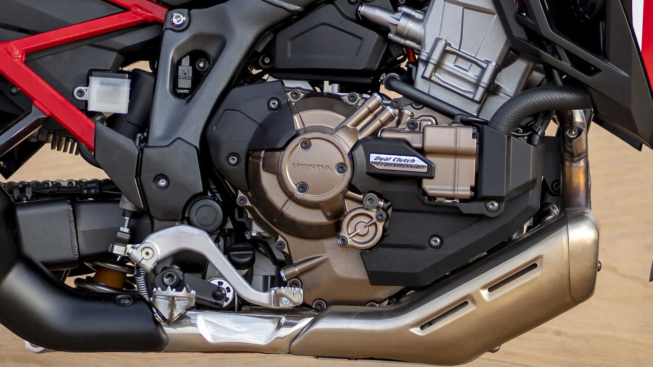 Honda Africa Twin, záběr na levou rukojeť řídítek