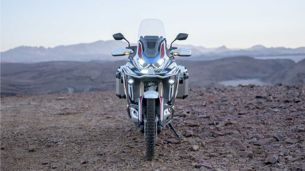 Honda Africa Twin Adventure Sports, pohled zepředu, zapnuté světlomety