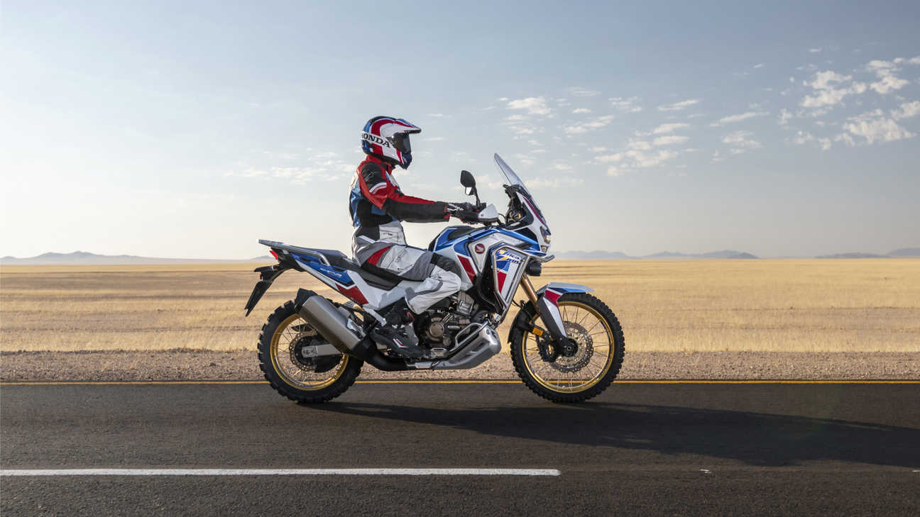 Honda Africa Twin Adventure Sports, jízda po cestě pouštní krajinou
