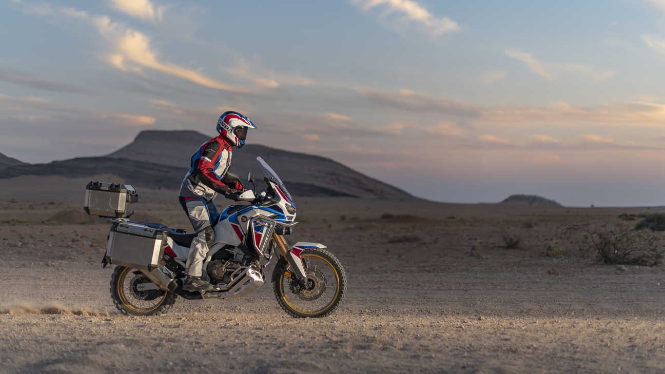 Honda Africa Twin Adventure Sports, pohled zprava, jízda po polní cestě v pouštní krajině
