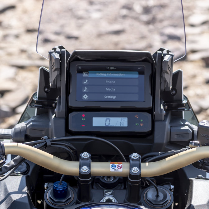 Honda Africa Twin Adventure Sports, záběr na měřidlo