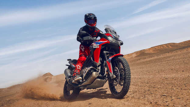Figurant na motocyklu CRF1100L Africa Twin v poušti