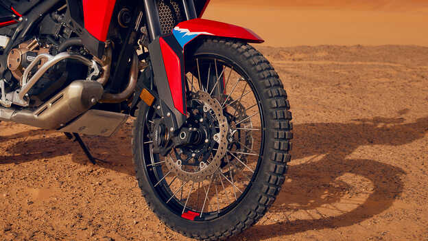 Detailní záběr kol motocyklu CRF1100L Africa Twin v poušti