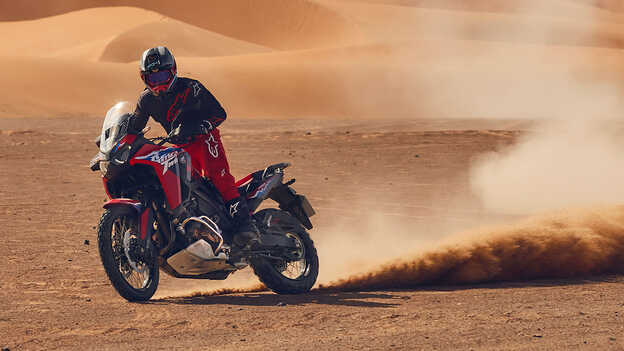 Figurant jedoucí na motocyklu CRF1100L Africa Twin v poušti