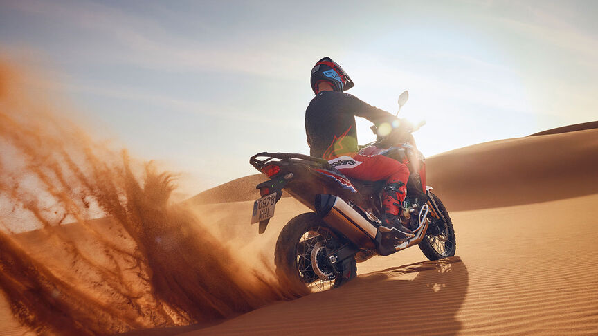 Figurant jedoucí na motocyklu CRF1100L Africa Twin v poušti