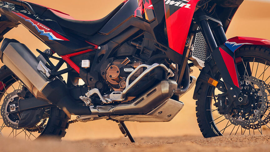 Figurant jedoucí na motocyklu CRF1100L Africa Twin v poušti