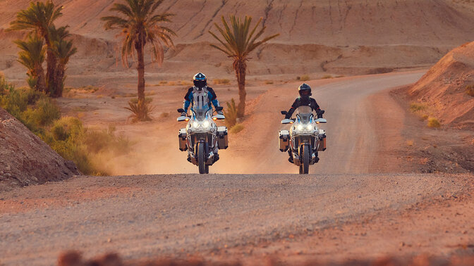 Dva motocykly CRF1100 Africa Twin Adventure Sports na polní cestě