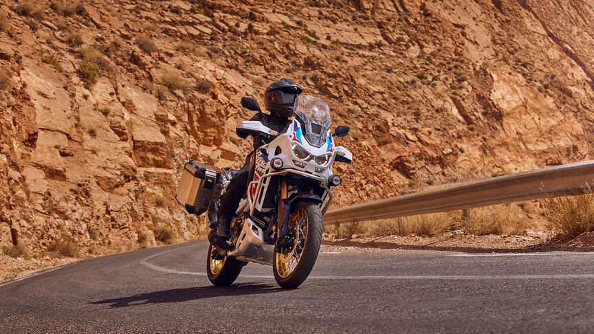 Přední tříčtvrtinový pohled na motocykl Honda CRF1100 Africa Twin Adventure Sports v horské oblasti