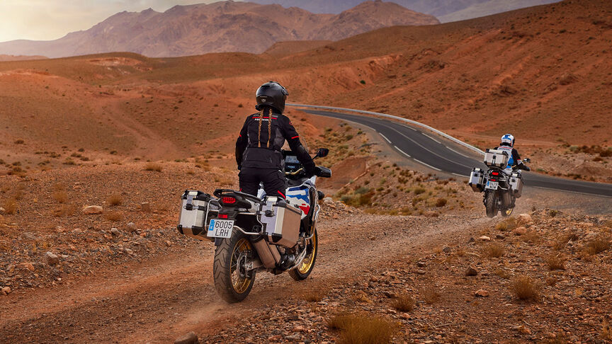 Přední tříčtvrtinový pohled na motocykl Honda CRF1100 Africa Twin Adventure Sports v horské oblasti