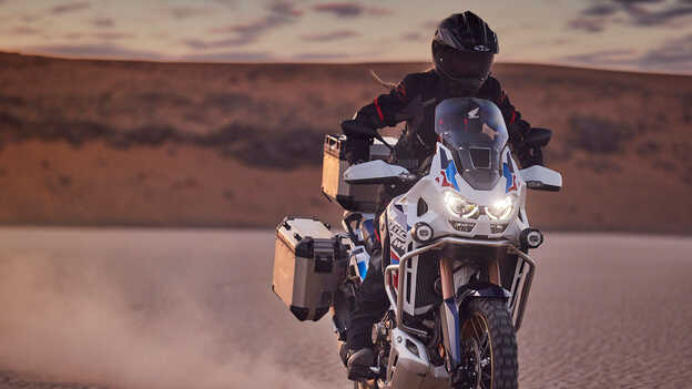 Jezdec na motocyklu Honda CRF1100 Africa Twin Adventure Sports v poušti