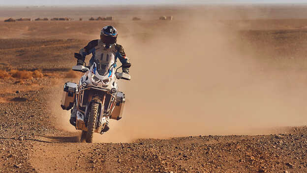 Záběr zepředu na jezdce na motocyklu Honda CRF1100 Africa Twin Adventure Sports v poušti