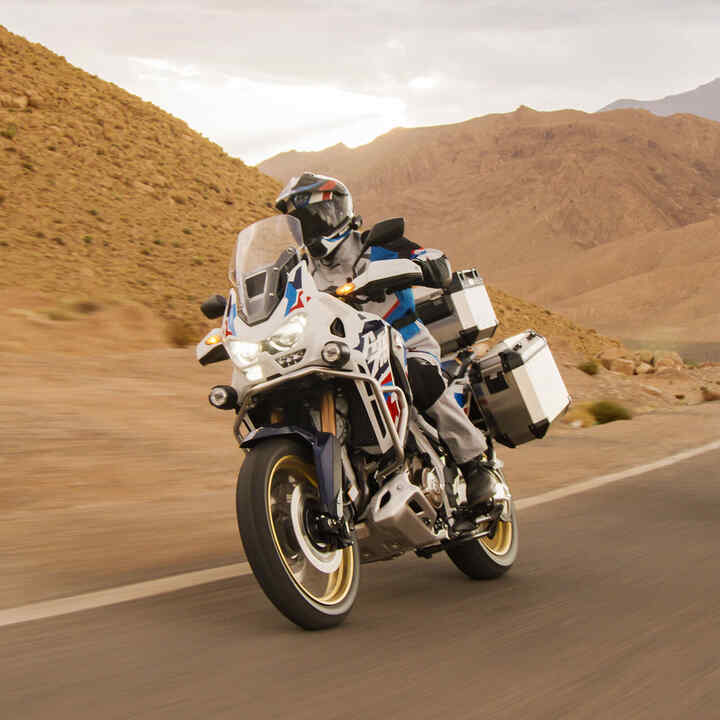 Jezdec na motocyklu Honda CRF1100 Africa Twin Adventure Sports v poušti