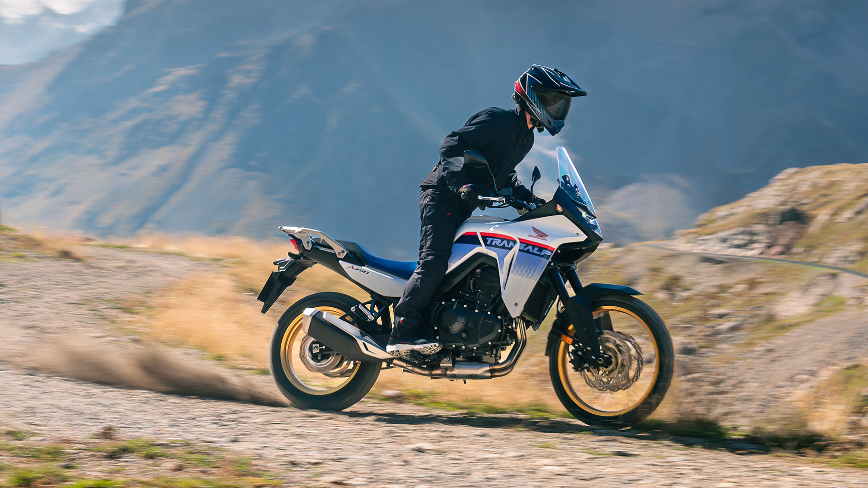 XL750 Transalp, dynamický snímek z boku, s jezdcem