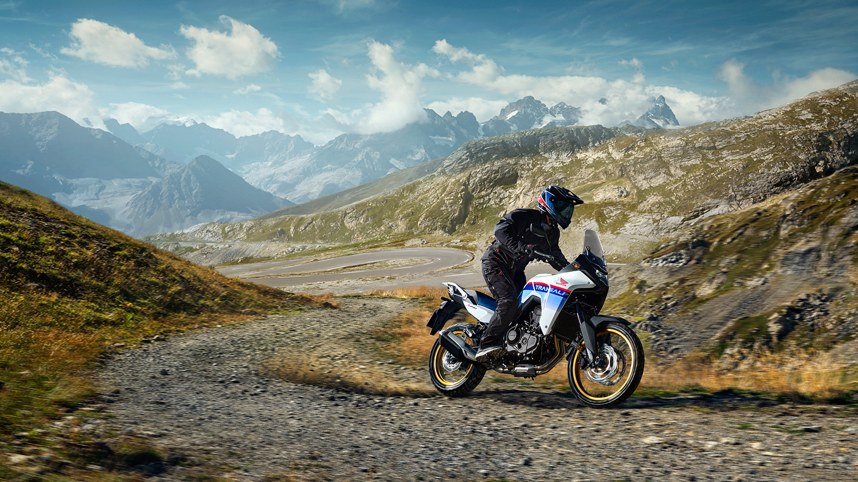 Honda XL750 Transalp, s jezdcem, v horském průsmyku